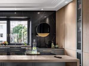 Nowoczesna kuchnia z okapem Eclipse Black Gold.