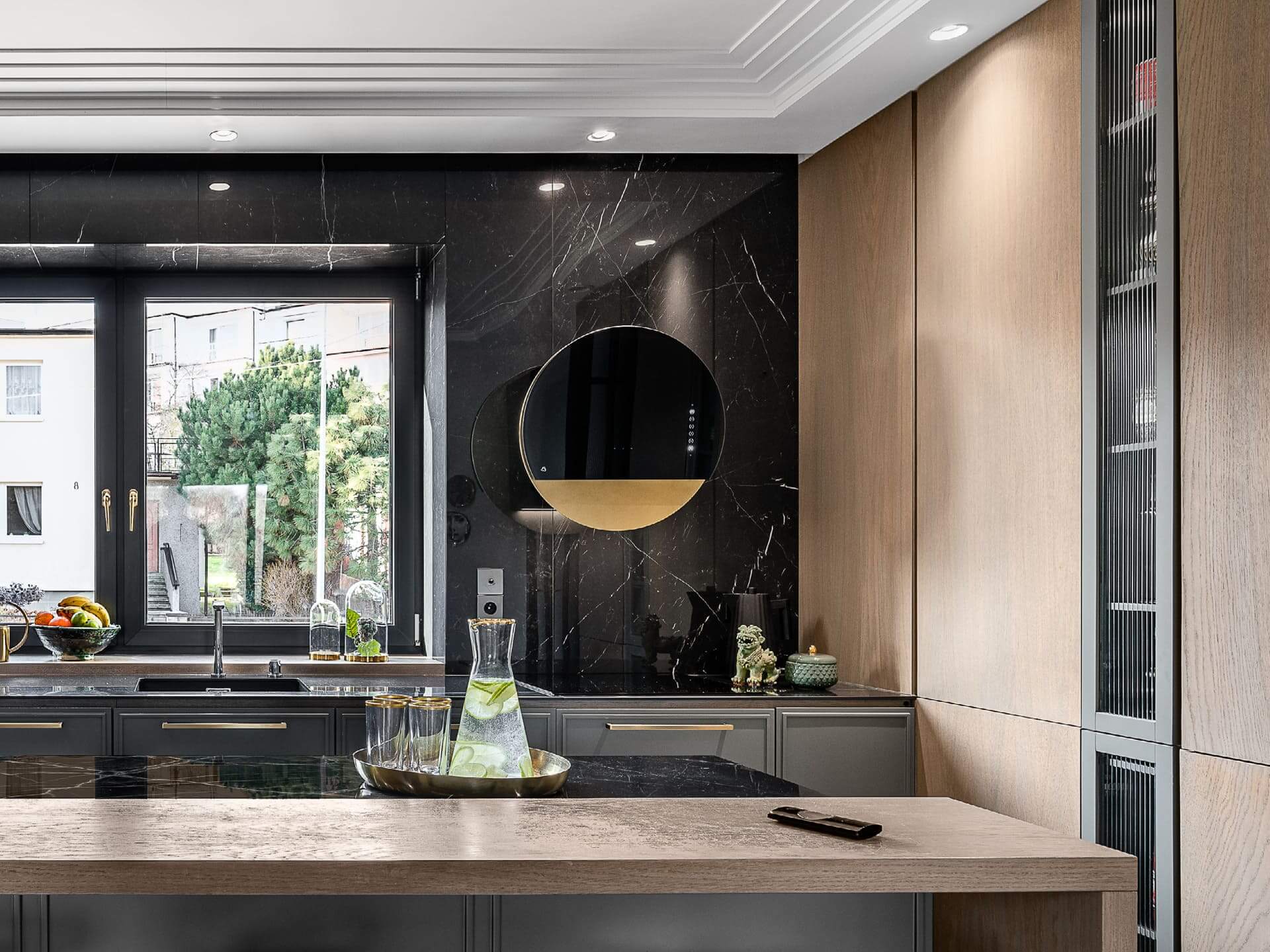 Nowoczesna kuchnia z okapem Eclipse Black Gold.