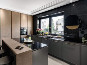 Nowoczesna kuchnia z okapem Eclipse Black Gold