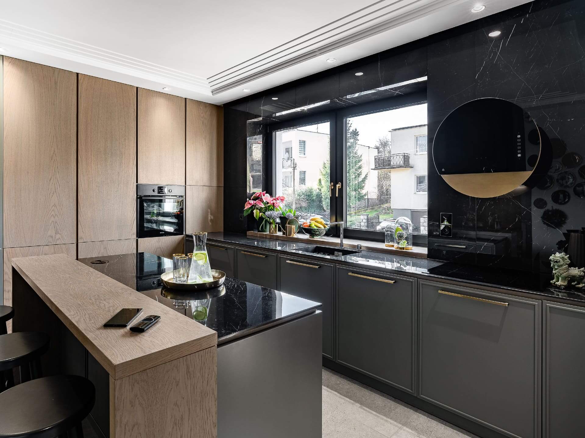 Nowoczesna kuchnia z okapem Eclipse Black Gold