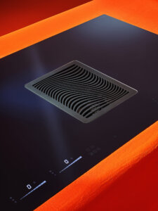 Kratka ozdobna na płycie kuchennej z podświetleniem.