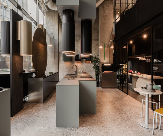 Nowoczesny showroom z okapami kuchennymi Ciarko Design.